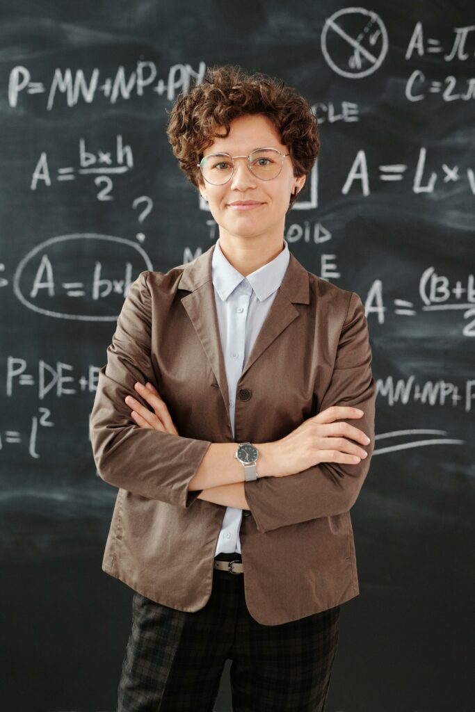 S'informer - Se former Portrait of a teacher standing in front of a blackboard full of mathematical equations.